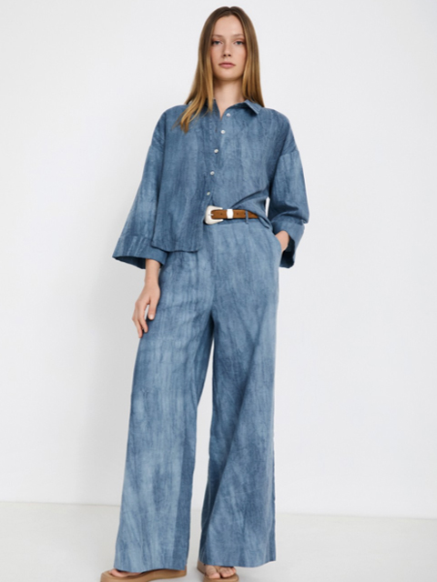 Pantalón desgastado pliegues