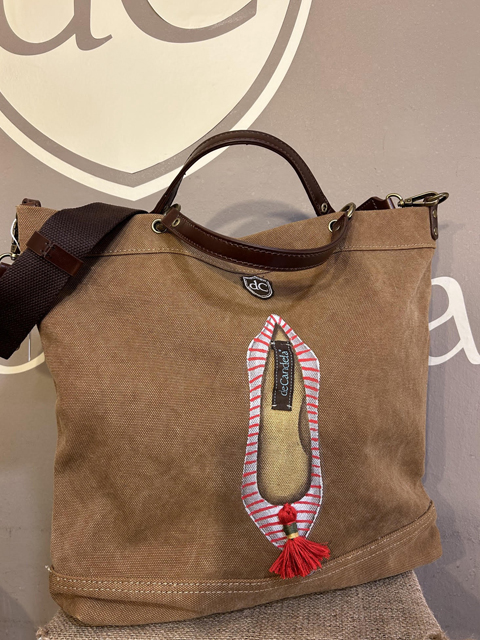 Bolsa loneta camel bailarina rayas y pompón