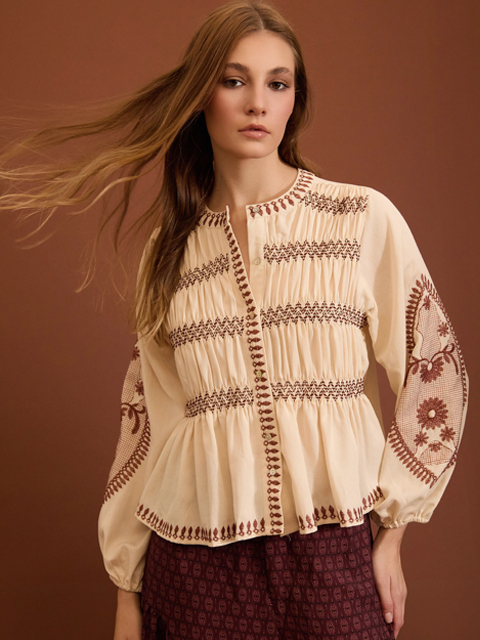 Blusa bordada con frunces